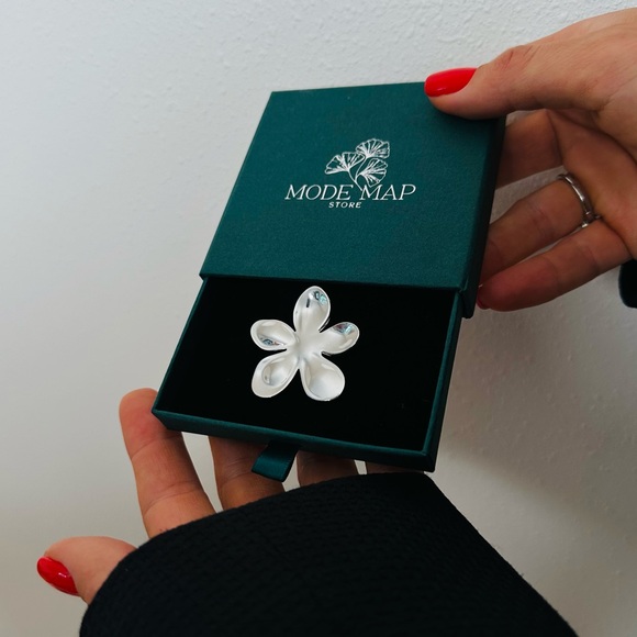 Flower Metal Brooch Silver Color Waterproof Plated - Picture 4 of 6